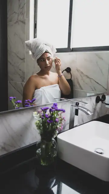 Mujer haciéndose skincare Mujer haciéndose skincare