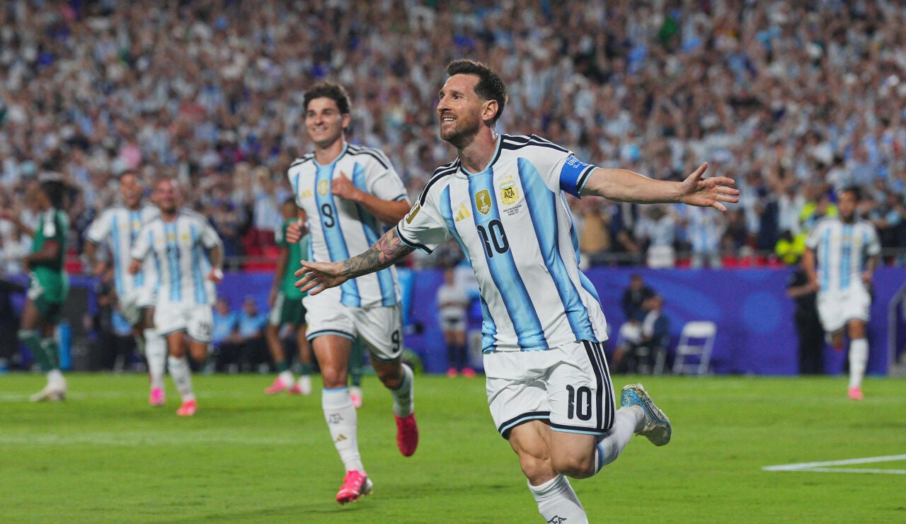 Leo Messi celebra un gol ante Argelia