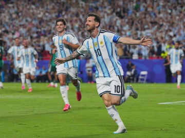 Leo Messi celebra un gol ante Argelia
