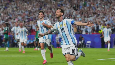Leo Messi celebra un gol ante Argelia Leo Messi celebra un gol ante Argelia