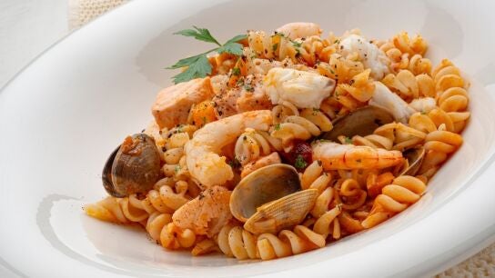Ragout de pescado con espirales de arroz