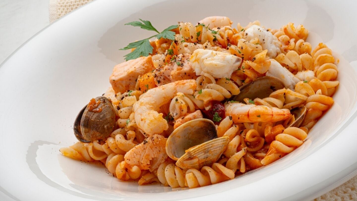 Ragout de pescado con espirales de arroz