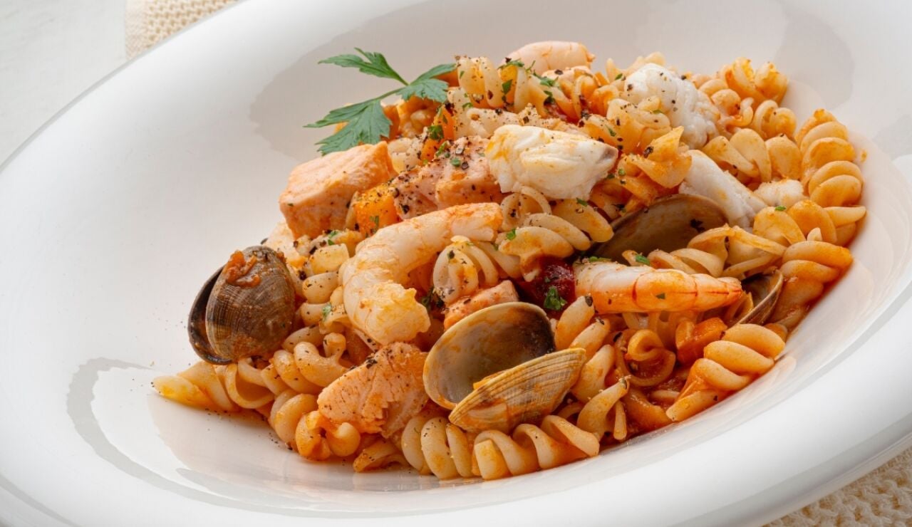 Ragout de pescado con espirales de arroz