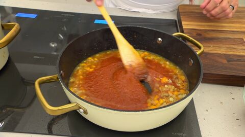 Vierte la salsa de tomate y la guindilla