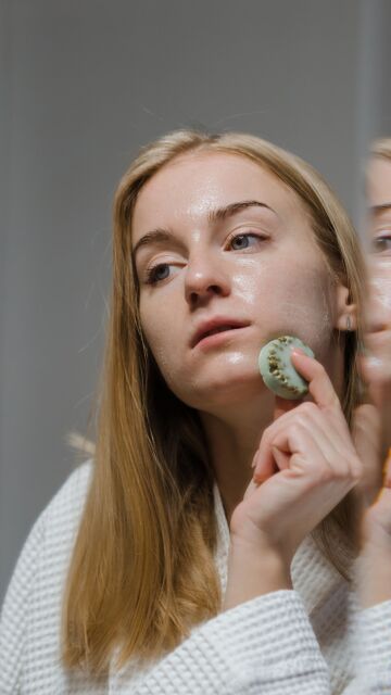 Mujer haciéndose skincare