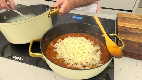 Añade la pasta y las almejas a la cazuela de la salsa