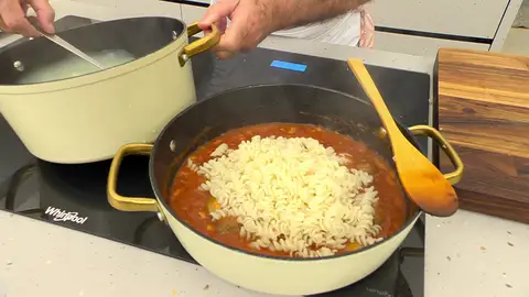 Añade la pasta y las almejas a la cazuela de la salsa Añade la pasta y las almejas a la cazuela de la salsa