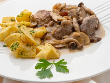 Solomillo de cerdo a la sidra con setas y pasas