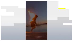 Se prende fuego y se tira al mar