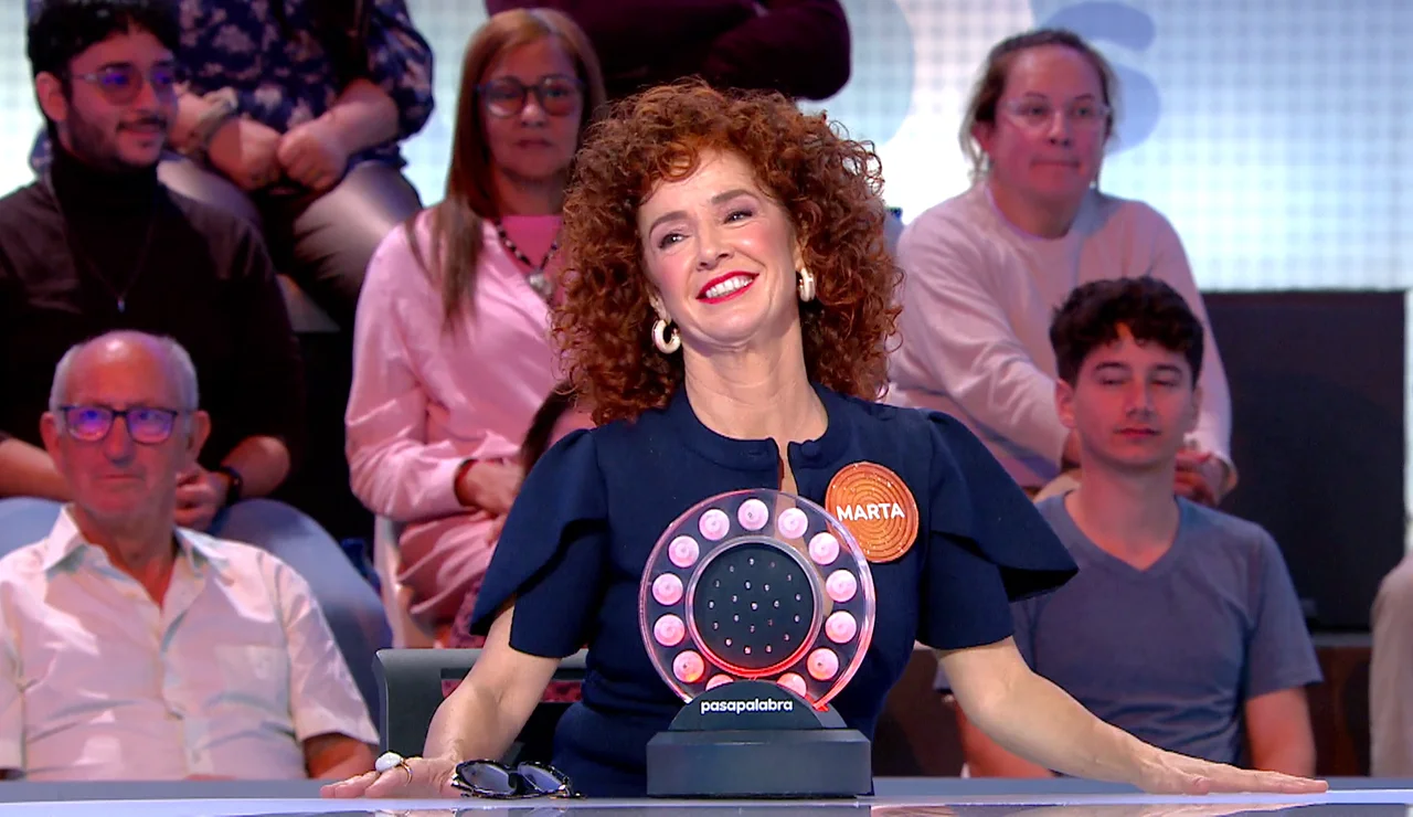 ¿Era una ayuda o un chiste malo? La ingeniosa pista de Marta Belenguer a Javier con su canción en Pasapalabra
