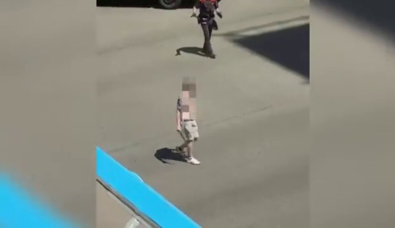 Un hombre armado con un machete en plena calle.