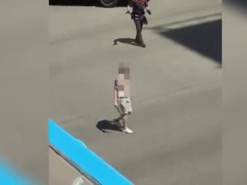 Un hombre armado con un machete en plena calle. Un hombre armado con un machete en plena calle.