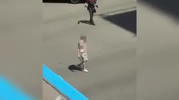 Un hombre armado con un machete en plena calle. Un hombre armado con un machete en plena calle.
