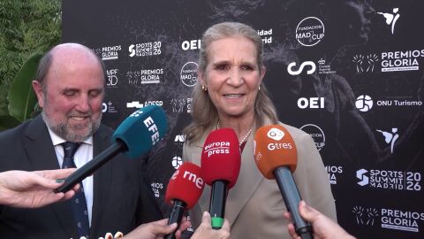 La infanta Elena hablando con la prensa tras recibir el premio el premio Gloria del deporte