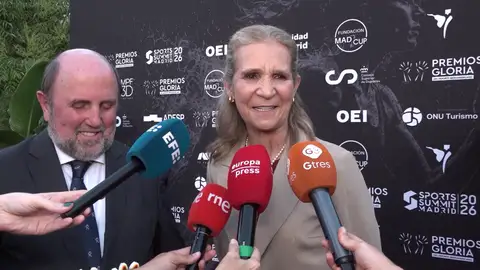 La infanta Elena hablando con la prensa tras recibir el premio el premio Gloria del deporte La infanta Elena hablando con la prensa tras recibir el premio el premio Gloria del deporte
