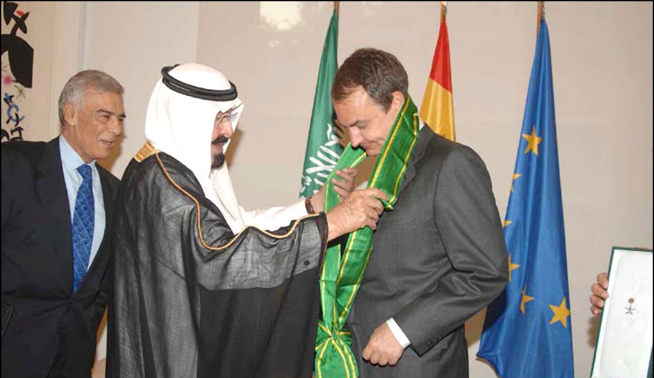 Imagen del expresidente del Gobierno, Jos&eacute; Luis Rodr&iacute;guez Zapatero, junto con el rey de Arabia Saud&iacute;, Abdal&aacute; bin Abdulaziz