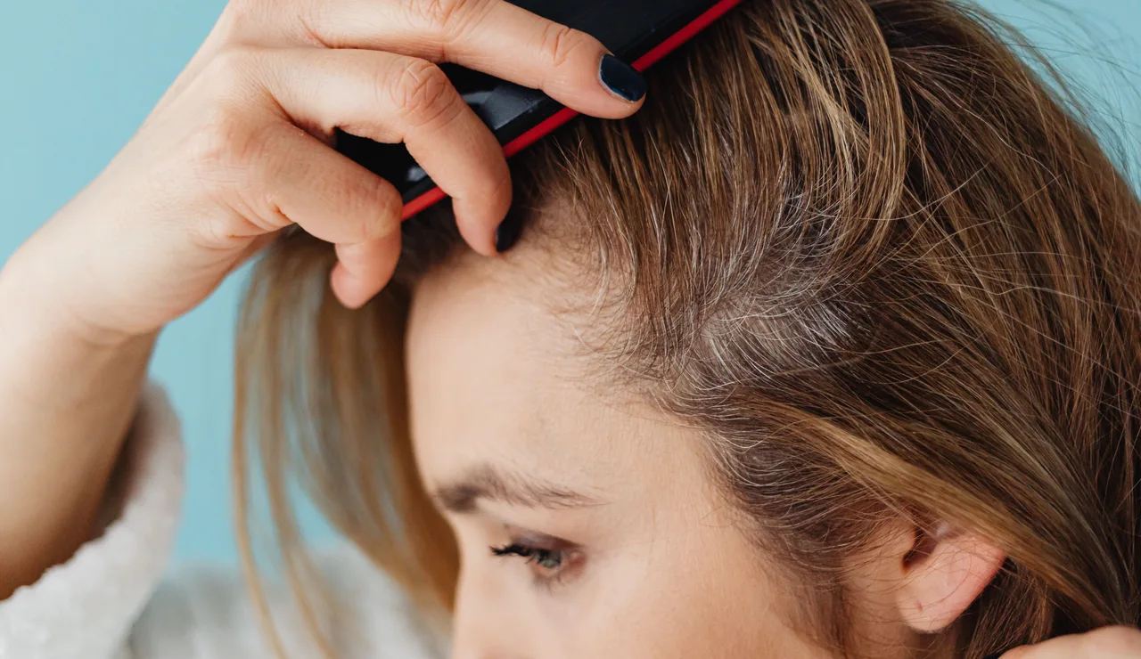 Mujer con el pelo canoso