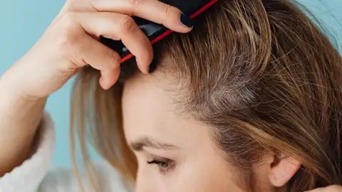 Mujer con el pelo canoso Mujer con el pelo canoso