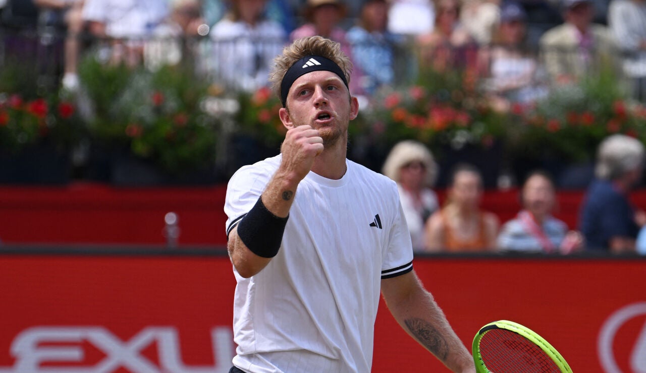 Alejandro Davidovich celebra su victoria ante Corentin Moutet en Queen's