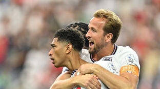 Harry Kane y Jude Bellingham celebran un gol ante Croacia