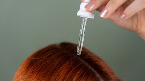 Mujer tratándose el cabello