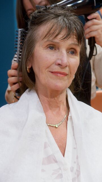 Mujer mayor tratándose el cabello