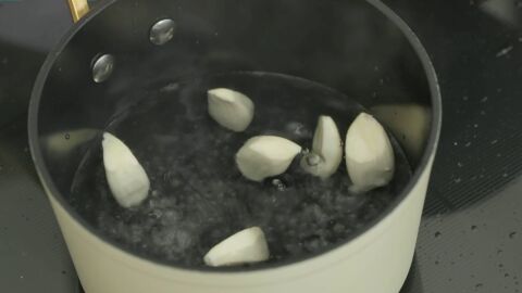 Hervir los ajos en una cazuela con agua durante cinco minutos