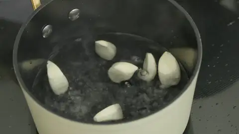 Hervir los ajos en una cazuela con agua durante cinco minutos Hervir los ajos en una cazuela con agua durante cinco minutos