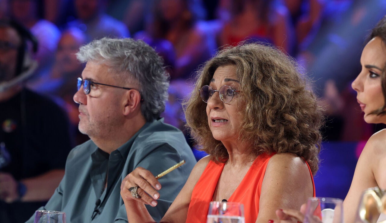 Lolita tranquiliza a Mar&iacute;a Parrado tras sus nervios sobre el escenario: &ldquo;Cantar copla es muy dif&iacute;cil&rdquo;