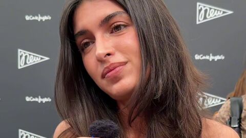 Lucía Rivera hablando con la prensa