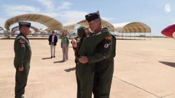 Felipe VI y la princesa Leonor protagonizan un tierno momento al compartir su primer vuelo juntos 