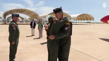 Felipe VI y la princesa Leonor protagonizan un tierno momento al compartir su primer vuelo juntos Felipe VI y la princesa Leonor protagonizan un tierno momento al compartir su primer vuelo juntos