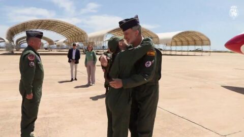 Felipe VI y la princesa Leonor protagonizan un tierno momento al compartir su primer vuelo juntos 