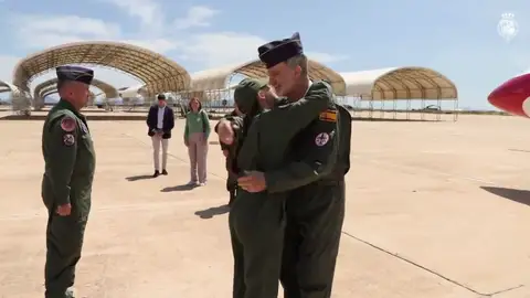 Felipe VI y la princesa Leonor protagonizan un tierno momento al compartir su primer vuelo juntos Felipe VI y la princesa Leonor protagonizan un tierno momento al compartir su primer vuelo juntos