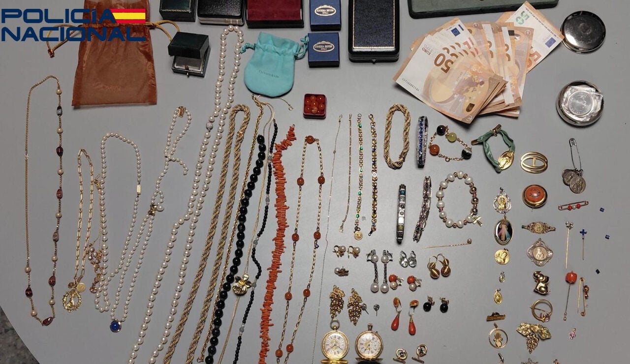 Imagen de las joyas encontradas por la Polic&iacute;a. 