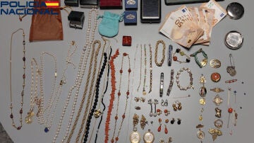 Imagen de las joyas encontradas por la Polic&iacute;a. 