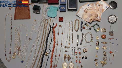 Imagen de las joyas encontradas por la Polic&iacute;a. 