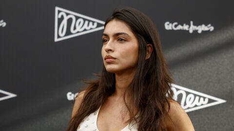 Lucía Rivera posando para la prensa