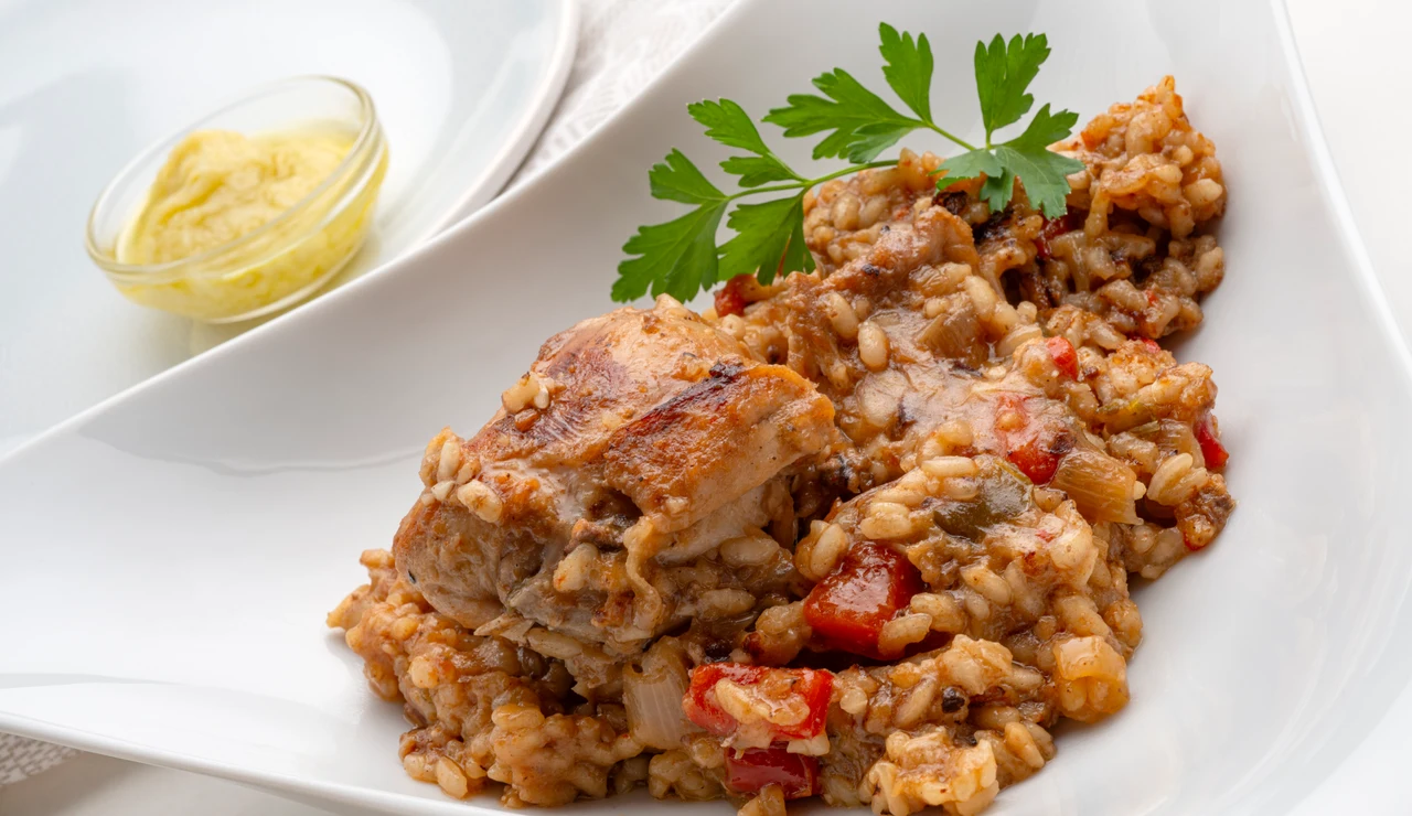 Arroz con carne de conejo y alioli
