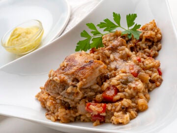 arroz con carne de conejo y alioli