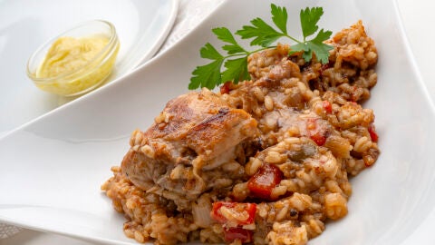 arroz con carne de conejo y alioli