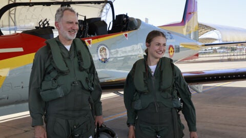 La Princesa de Asturias y el rey Felipe VI tras compartir un vuelo de instrucción en la Academia General del Aire