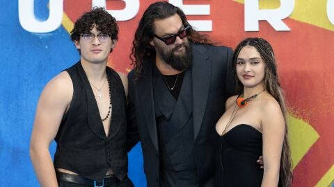 Jason Momoa con sus hijos Lola Iolani y Nakoa-Wolf en la premiere de Supergirl