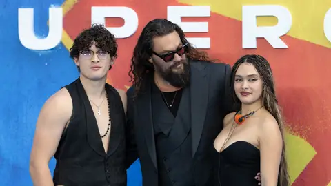 Jason Momoa con sus hijos Lola Iolani y Nakoa-Wolf en la premiere de Supergirl Jason Momoa con sus hijos Lola Iolani y Nakoa-Wolf en la premiere de Supergirl