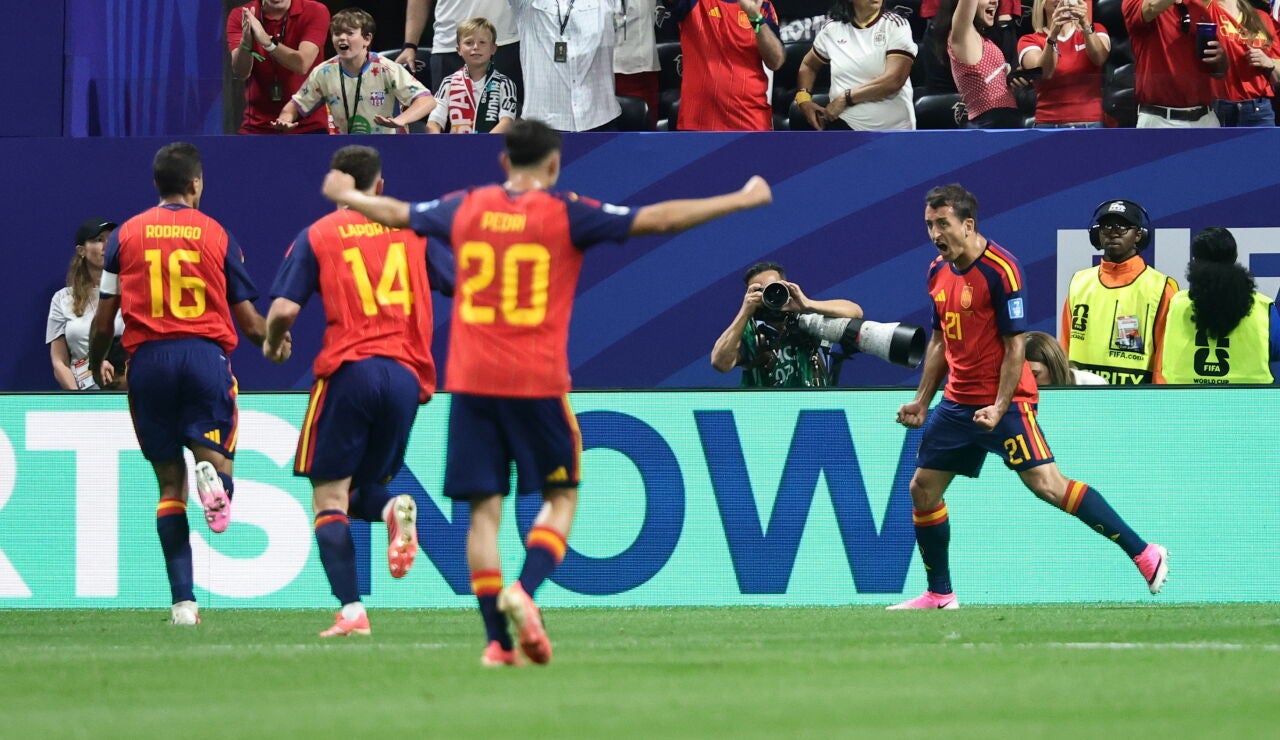 Los jugadores de Espa&ntilde;a celebran el gol de Oyarzabal ante Arabia
