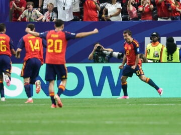 Los jugadores de Espa&ntilde;a celebran el gol de Oyarzabal ante Arabia