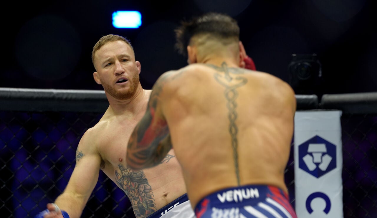 Justin Gaethje peleando ante Topuria