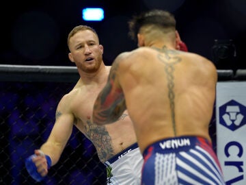 Justin Gaethje peleando ante Topuria