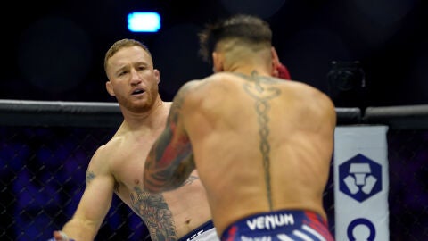 Justin Gaethje peleando ante Topuria