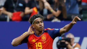 Lamine Yamal celebra el gol ante Arabia Saud&iacute;